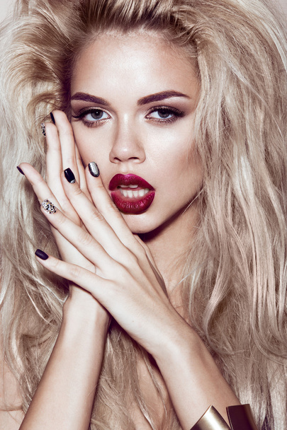 Beautiful sexy blonde girl with sensual lips, fashion hair, black art nails. Beauty face. - Foto, afbeelding