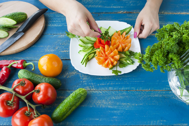 Salada de cozinha de tomate e pepino
 - Foto, Imagem