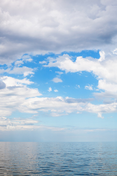 cúmulos nubes sobre el agua azul calma Mar de Azov
 - Foto, Imagen