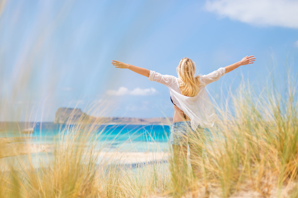 Безкоштовно Щаслива жінка насолоджується сонцем у відпустці
. - Фото, зображення