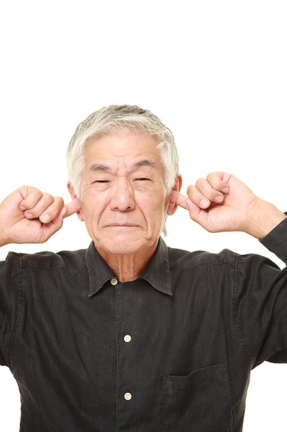 senior Japanese man suffers from noise - Foto, afbeelding