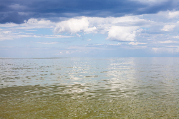 спокійна вода зелений Азовського моря і хмарного неба - Фото, зображення