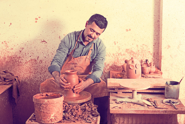 Man making pot - Foto, Imagen