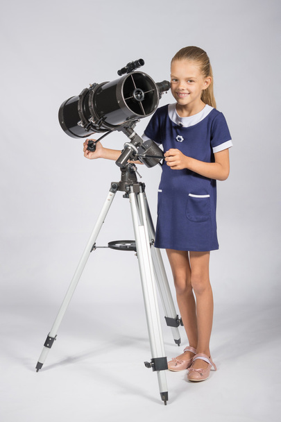 Młody astronom ustawia teleskopu i spojrzał do ramki - Zdjęcie, obraz