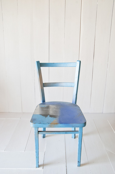velho vintage cadeira de madeira azul em um fundo branco
  - Foto, Imagem