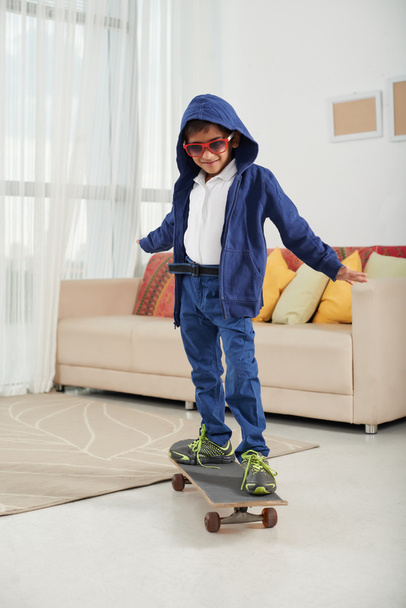 Skateboarding kid in living room - Fotoğraf, Görsel
