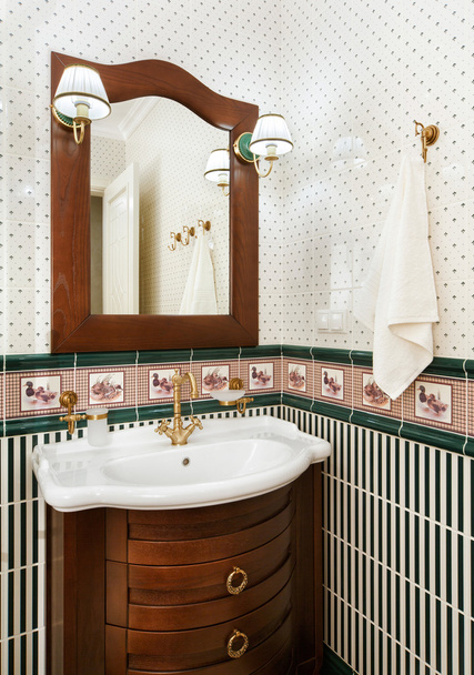 wnętrz łazienka z umywalką, lustrem i ręcznik - Zdjęcie, obraz