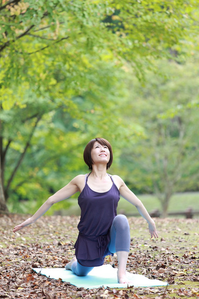 Japanese woman outside doing workout - Foto, afbeelding