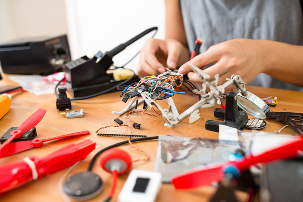 man doing repair of drone - Foto, Bild