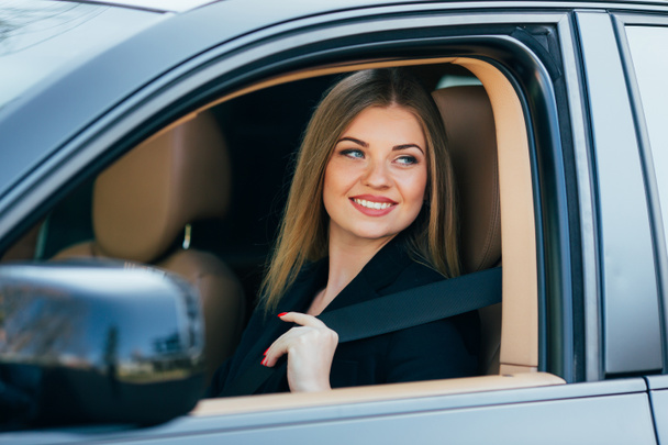 žena spojuje pásů v autě - Fotografie, Obrázek