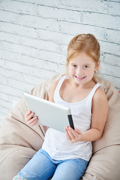 Girl using app on tablet  - Zdjęcie, obraz