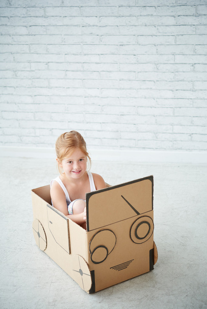karton araba ile oynayan kız - Fotoğraf, Görsel