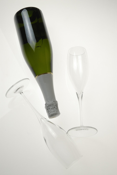 ボトルのシャンパンと champan の 2 つのカップ - 写真・画像