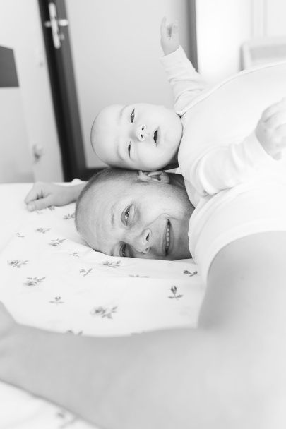 Padre e hijo descansando
 - Foto, Imagen