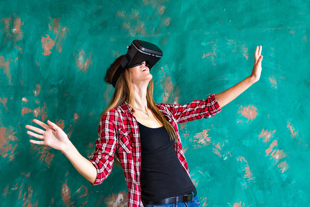 Hymyile onnellinen nainen saada kokemusta käyttäen VR-kuulokkeet lasit virtuaalitodellisuuden paljon gesticulating käsissä
 - Valokuva, kuva