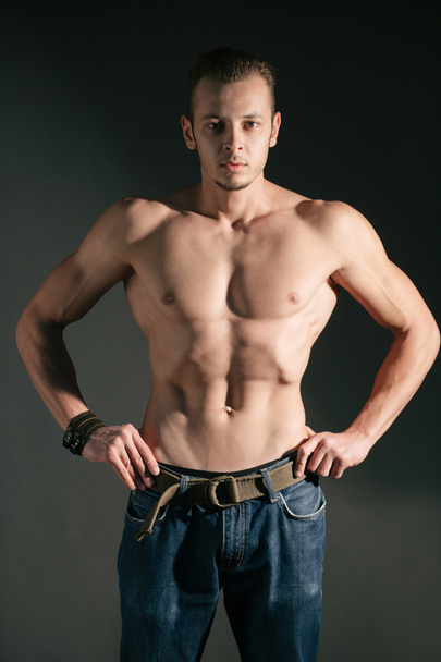 Muscular model pose - Fotoğraf, Görsel