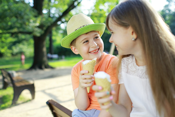 Happy children with ice cream outdoors - Foto, afbeelding