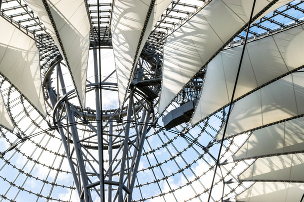 ベルリン ポツダム広場のソニー センターにモダンなデザインの屋根. - 写真・画像