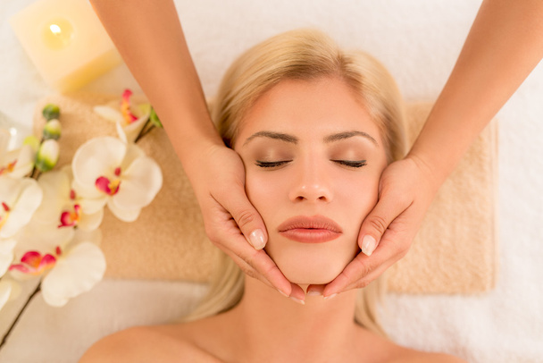Close-up van een gezicht massage - Foto, afbeelding