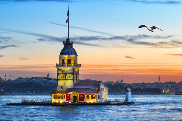 Maidens Tower w Bosphorus o zachodzie słońca - Zdjęcie, obraz