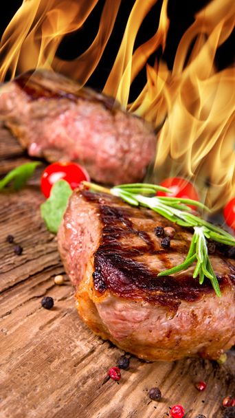 gegrilde steaks - Foto, afbeelding