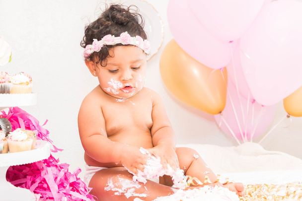 Bébé fille avec gâteau et ballons
 - Photo, image