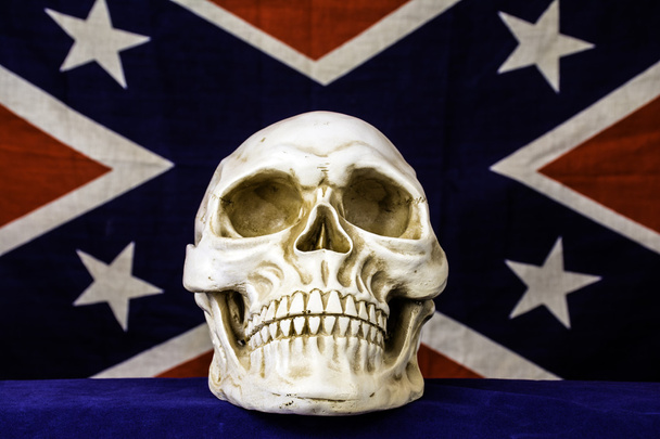 Ludzka czaszka i flagi - Zdjęcie, obraz