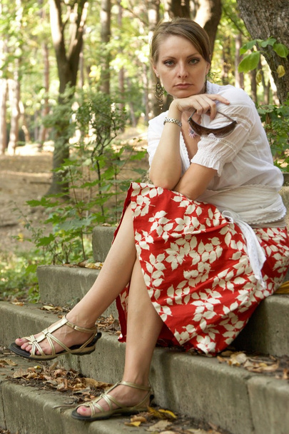 Portaikossa istuva nainen
 - Valokuva, kuva