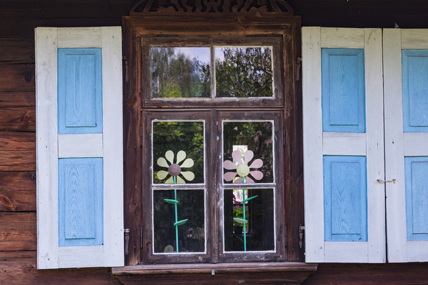 Finestre su vecchia casa di legno
 - Foto, immagini
