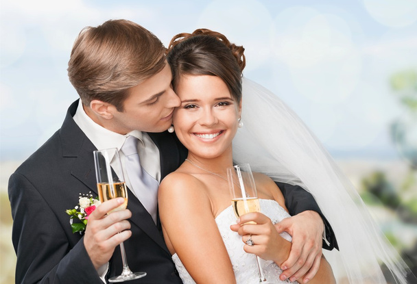 Свадебная пара с бокалами для шампанского
 - Фото, изображение