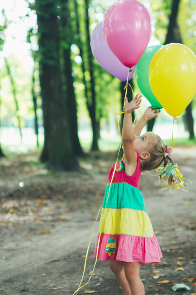 Menina brinca com balões - Foto, Imagem