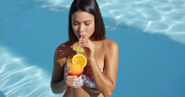 woman with tropical cocktail - Materiał filmowy, wideo