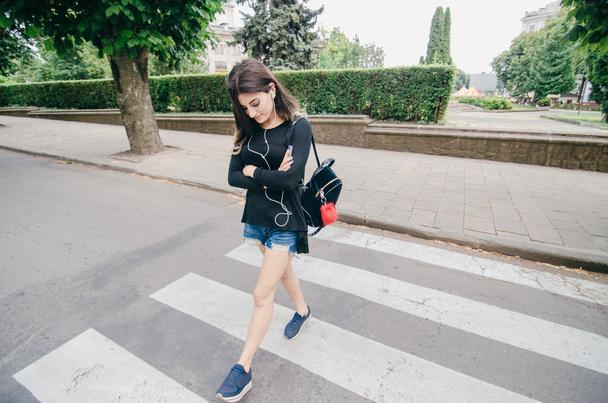 girl walking in the city - Fotografie, Obrázek