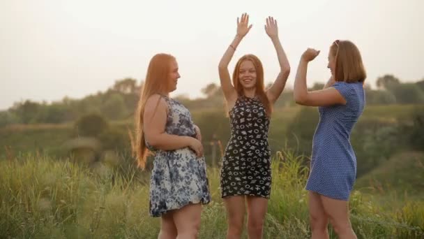 Gruppe von drei Teenager-Mädchen, die Spaß im Freien haben. - Filmmaterial, Video