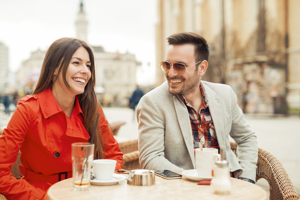 Couple heureux appréciant dans le café
  - Photo, image