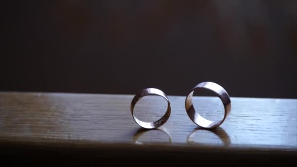 anéis de casamento em fundo de madeira - Filmagem, Vídeo