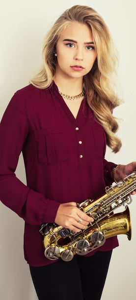 Piękna młoda kobieta gospodarstwa saksofon - Zdjęcie, obraz
