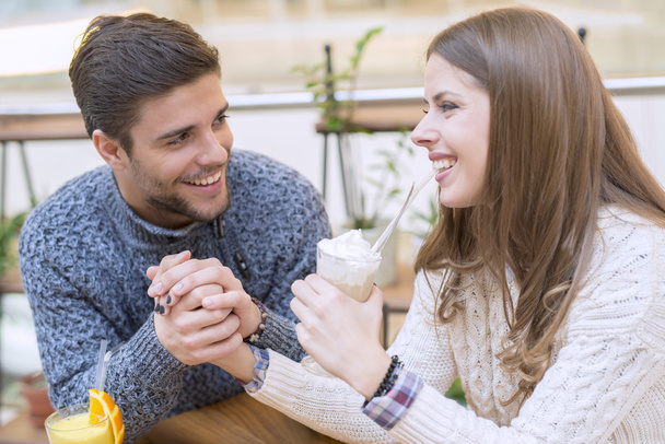 Onnellinen pari rakastunut istuu kahvilassa ja kommunikoi
 - Valokuva, kuva