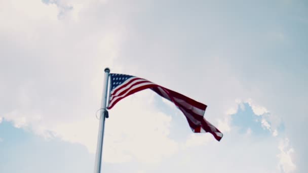 Σημαία των Ηνωμένων Πολιτειών από ένα κοντάρι σημαίας - Πλάνα, βίντεο