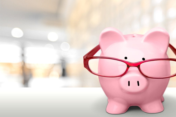 piggy bank in glasses - Foto, afbeelding