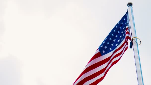 Flaga Stanów Zjednoczonych, lecąc z masztem - Materiał filmowy, wideo