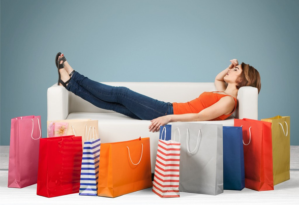 Žena ležela na pohovce po nakupování - Fotografie, Obrázek