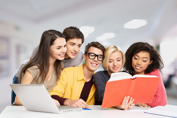 Grupo de estudiantes con laptop
 - Foto, imagen