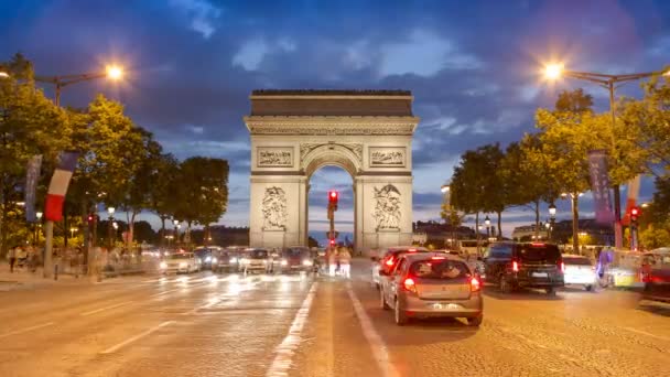 arc de triomphe - Pariser Verkehr auf den Champs-Élysées in der Nacht 4k - Filmmaterial, Video