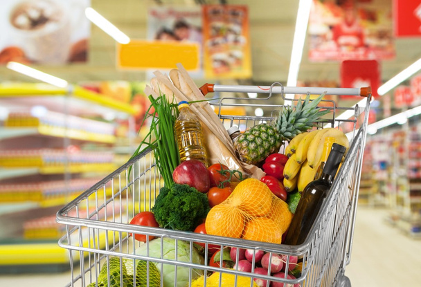 shopping cart full with various groceries - Foto, Bild