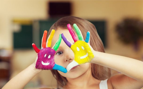 Linda niña con manos coloridas
  - Foto, Imagen