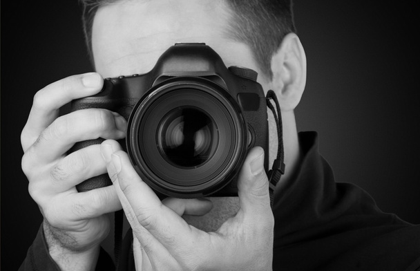 αρσενικό φωτογράφος με κάμερα - Φωτογραφία, εικόνα