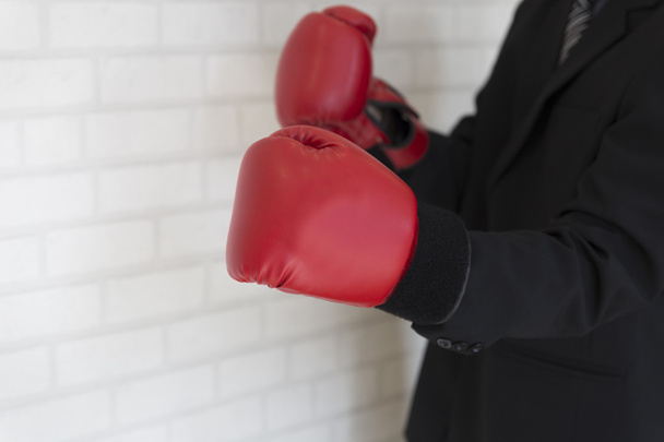 επιχειρηματίας με κοστούμι με κόκκινα γάντια πυγμαχίας - Φωτογραφία, εικόνα