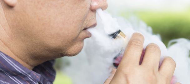 mies puhaltaa savua sähköisen savukkeen
  - Valokuva, kuva
