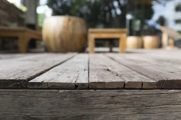 ξύλινο πάτωμα με φόντο πολυθρόνα και τραπέζι στην βεράντα - Φωτογραφία, εικόνα